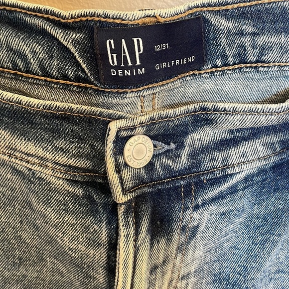 GAP women’s girlfriend distressed roll ankle denim jeans stretch / size 31 / 12 - Picture 2 of 13